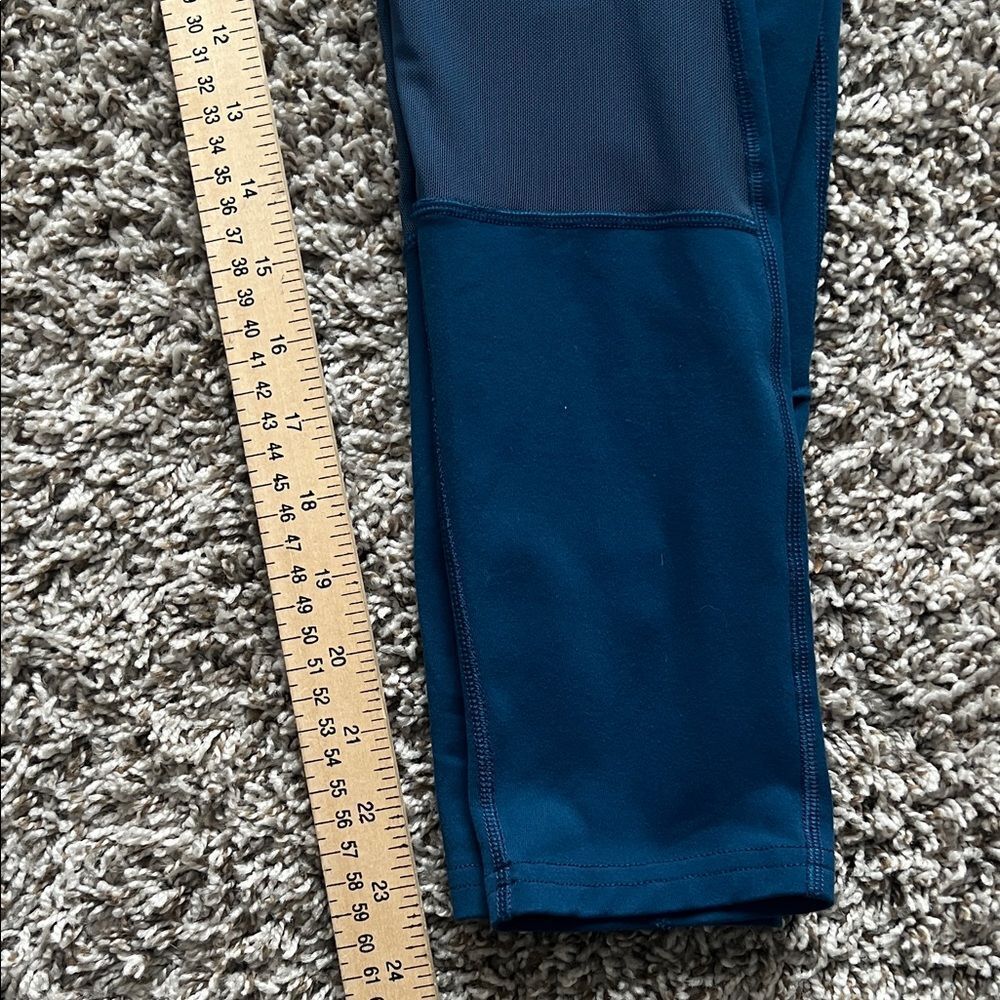 Like New! Oiselle Blue Teal Leggings with Mesh Panel Pockets in Size 4 - Picture 12 of 14
